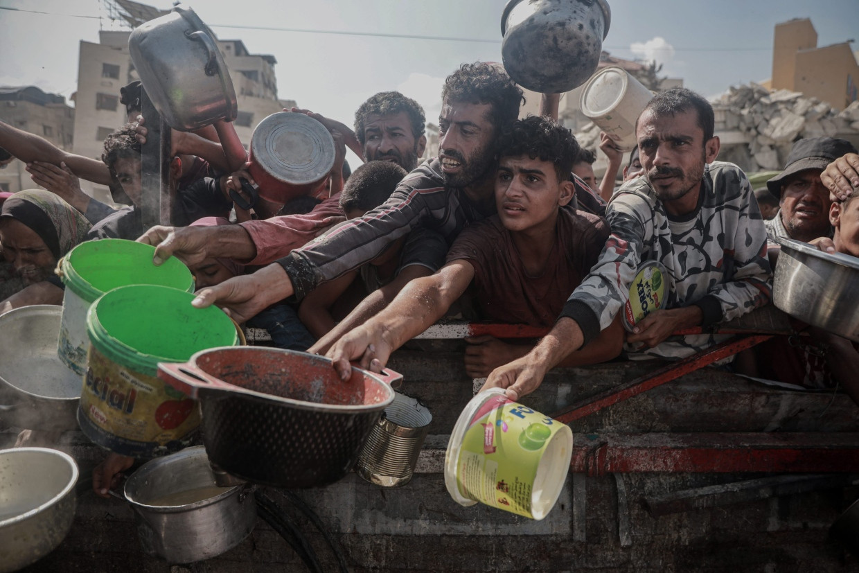 „Von Unterdrückung und Kontrolle zu Zerstörung und Vernichtung“? Palästinenser im Gazastreifen betteln am 3. August um Essen.