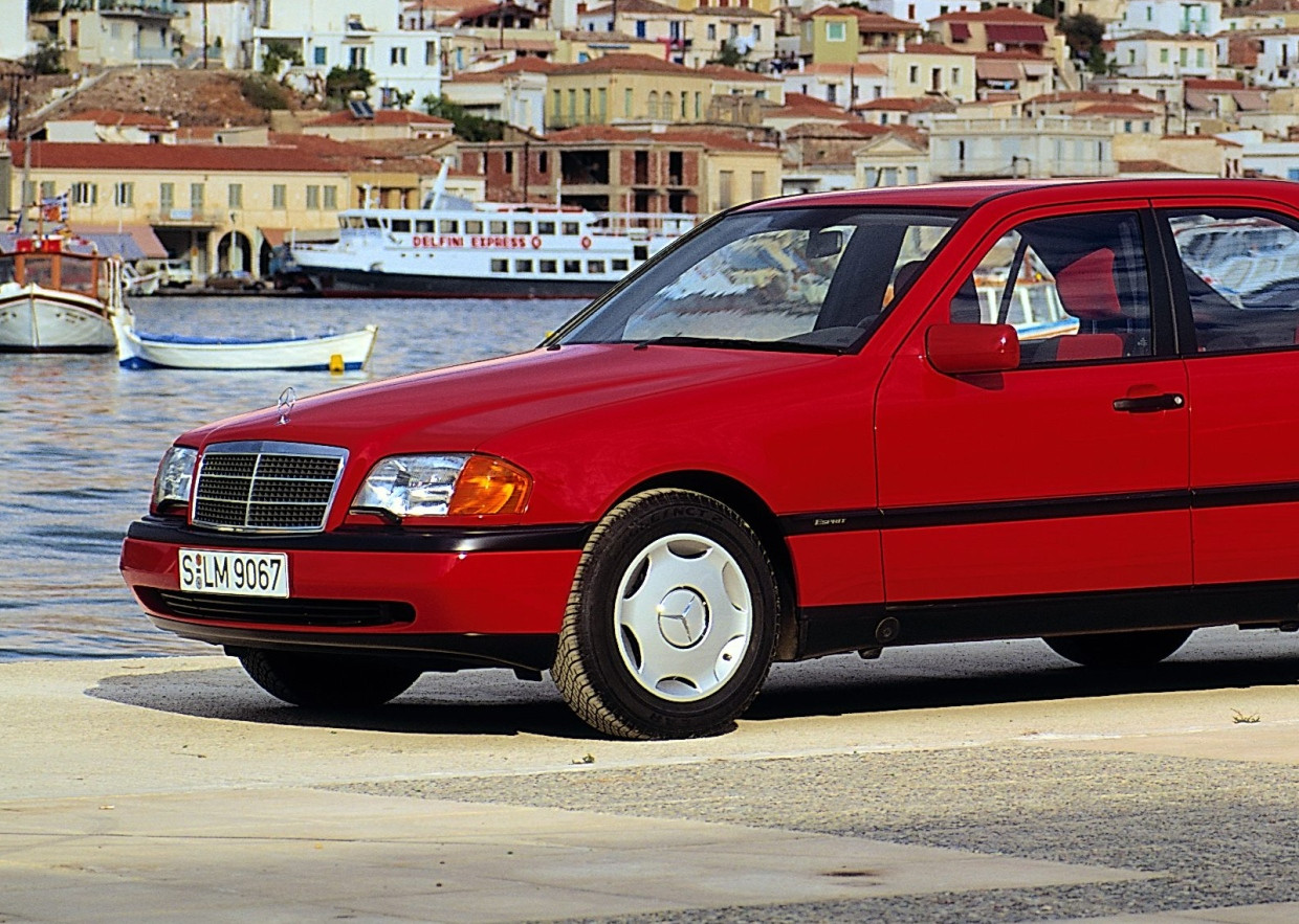 Zurückhaltender und „demokratisierter“ Grill, eingelassen in die lackierte Motorhaube, hier an der ersten Mercedes C-Klasse von 1993.