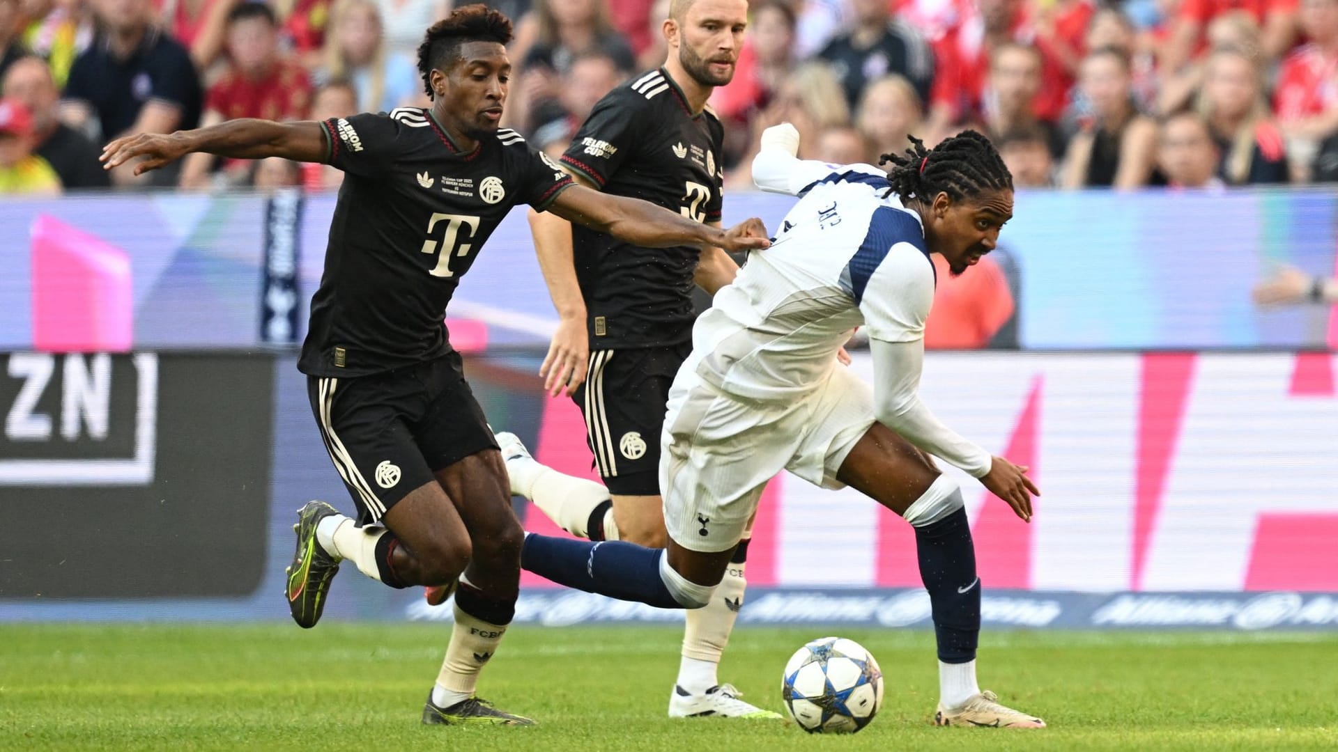Bayerns Coman (li.) im Kampf um den Ball mit Tottenhams Spence.