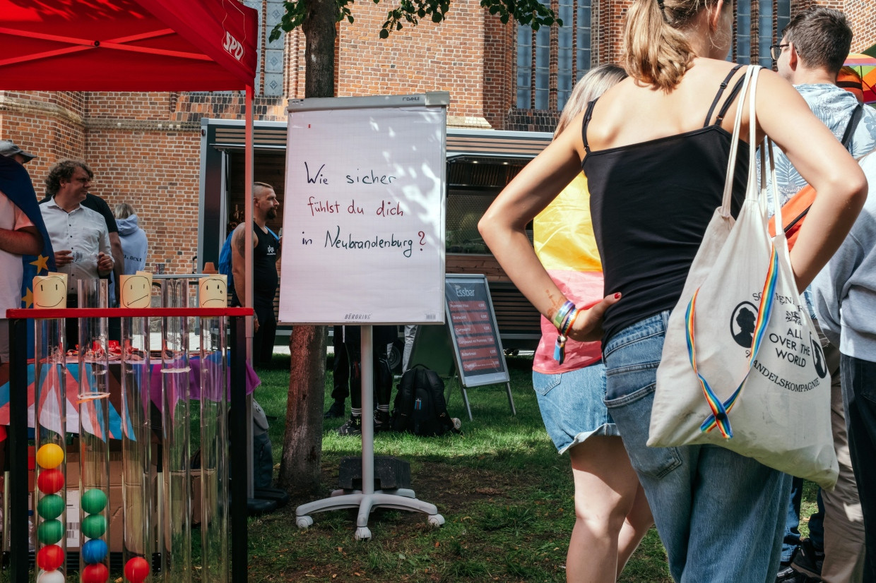 An ihrem Infostand fragt die SPD: Wie sicher fühlst du dich in Neubrandenburg?