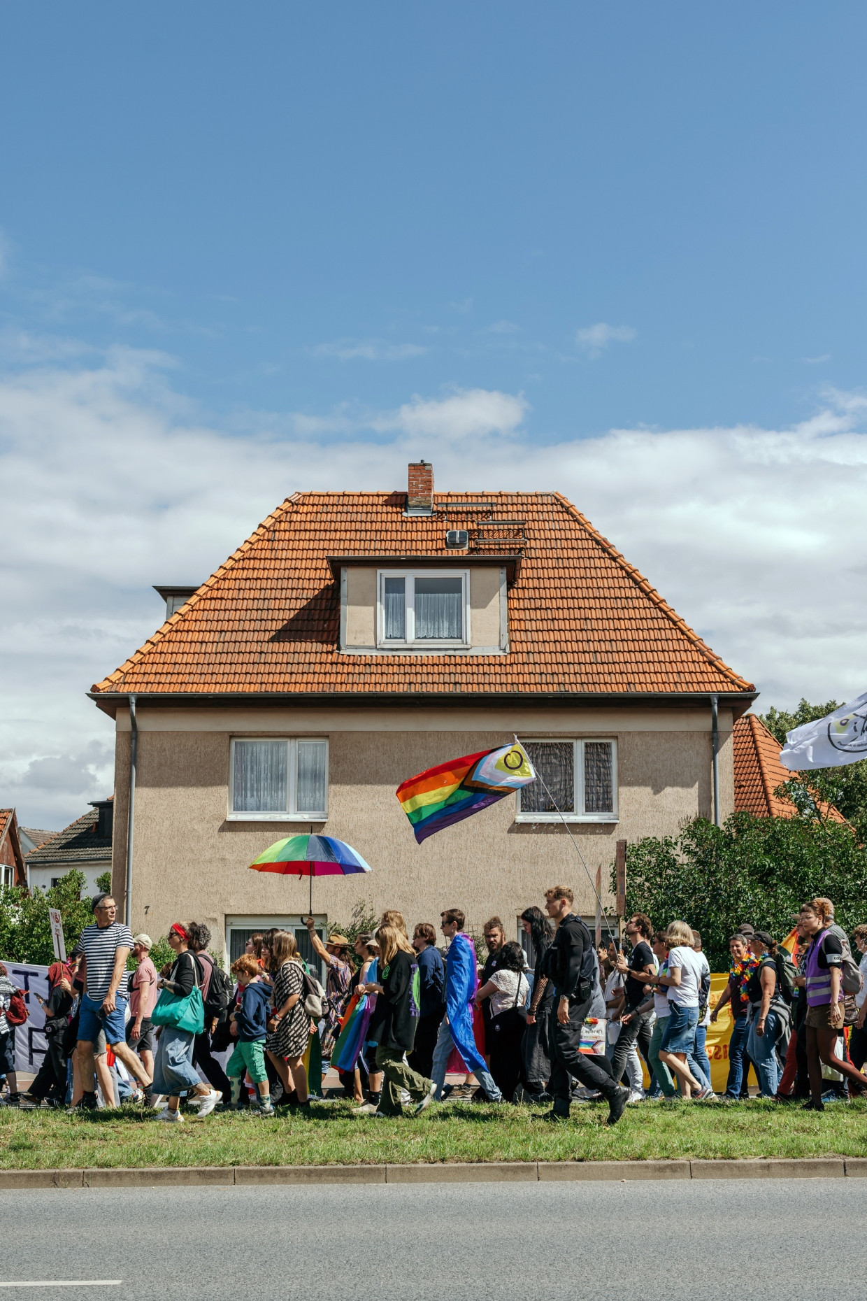 Die Teilnehmer ziehen an den Häusern Neubrandenburgs vorbei