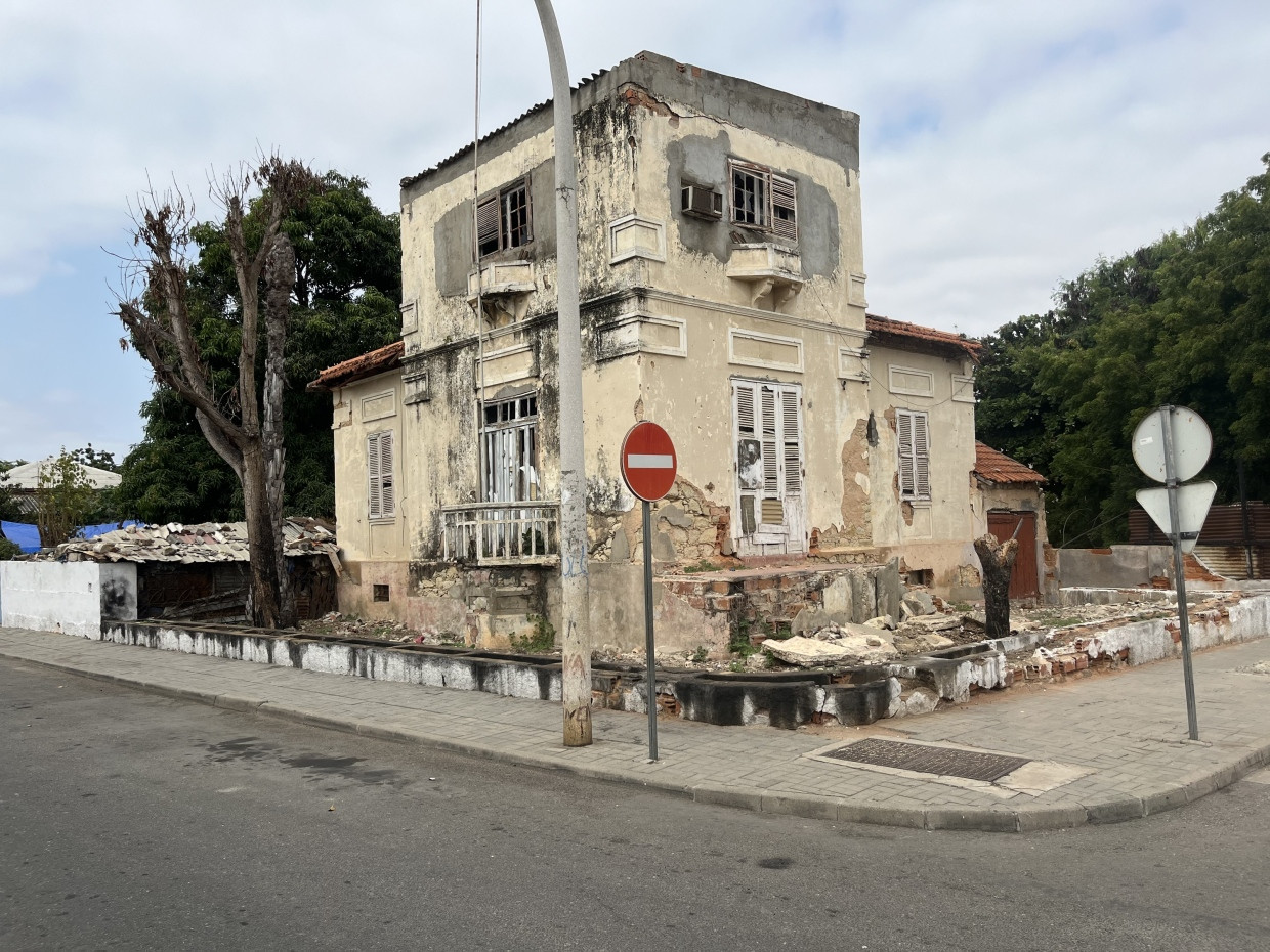 Ein verfallenes Haus in Lobito.