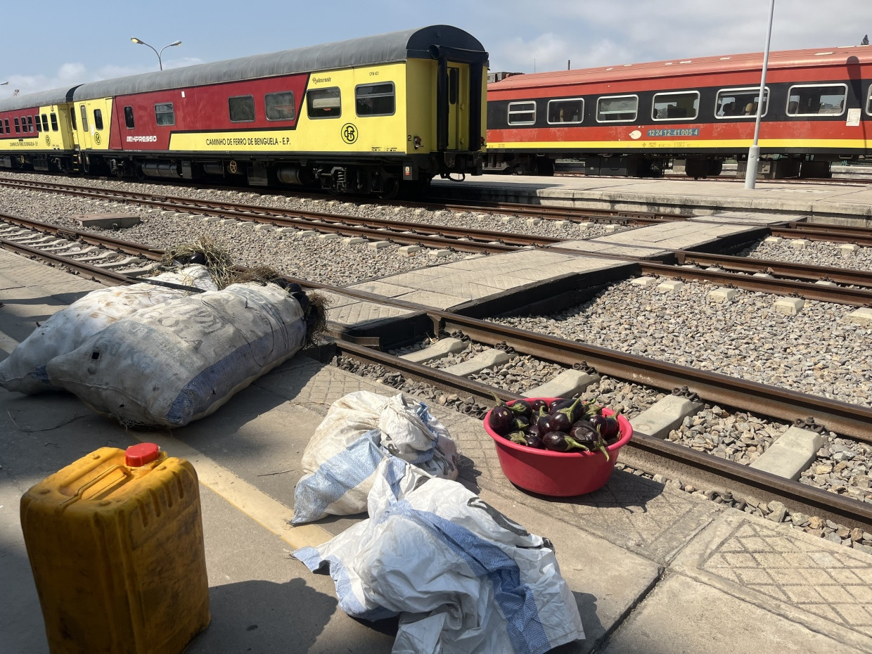 Am Bahnhof von Lobito wird der Benguela-Express beladen.