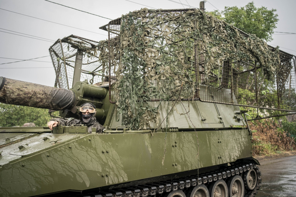 Käfigaufbauten sollen vor FPV-Drohnen schützen: Ein gepanzertes Fahrzeug der Ukrainischen Armee im Donbass
