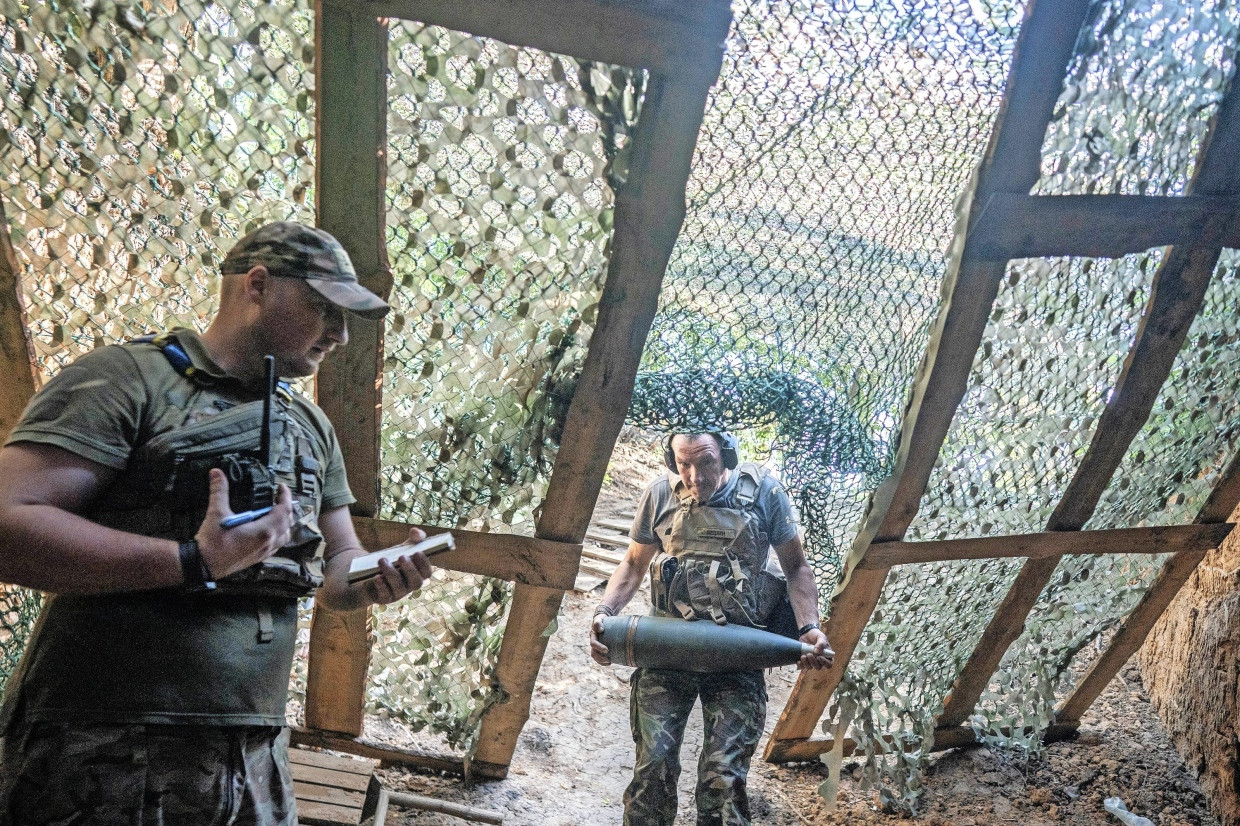 An Nachschub mangelt es hier nicht: Die 155mm-Granaten legt man per Hand ein