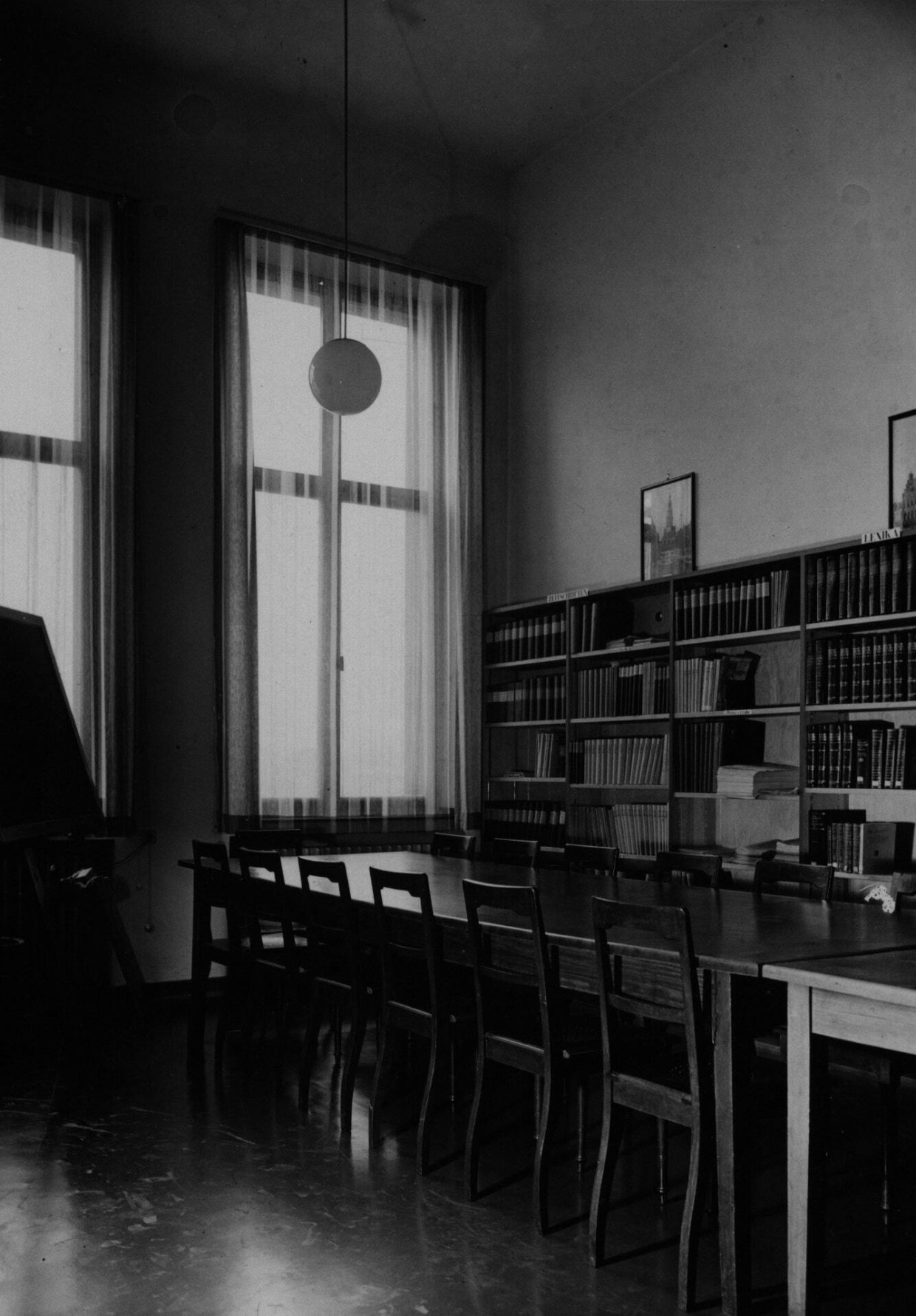 Mit der Benutzung von Zeitschriften und Lexika beginnt jedes geisteswissenschaftliche Studium. Seminarraum des Instituts für Niederlandistik der Universität zu Köln