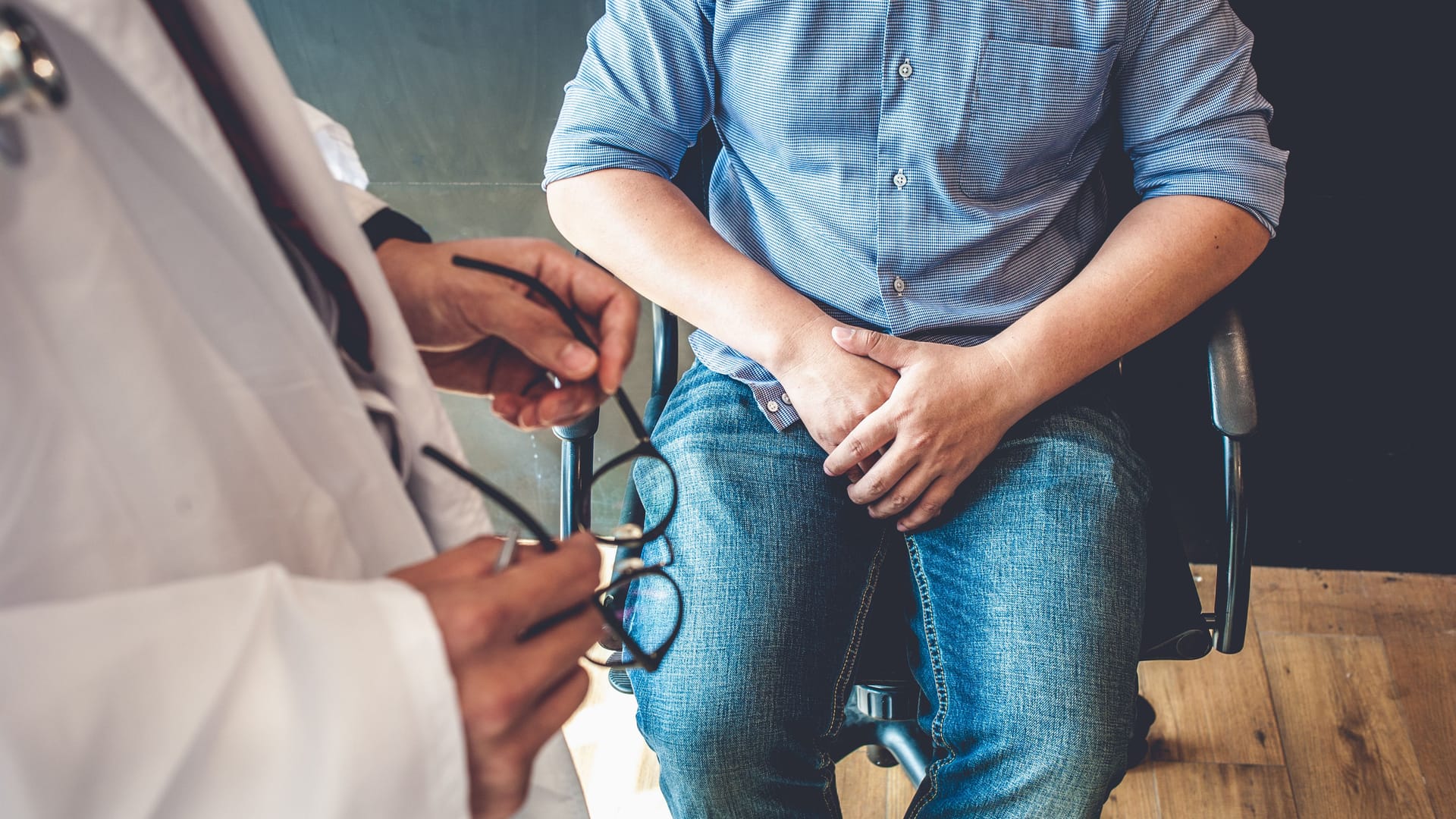 Patient hält sich die Hände vor den Schritt Patient hält sich die Hände vor den Schritt