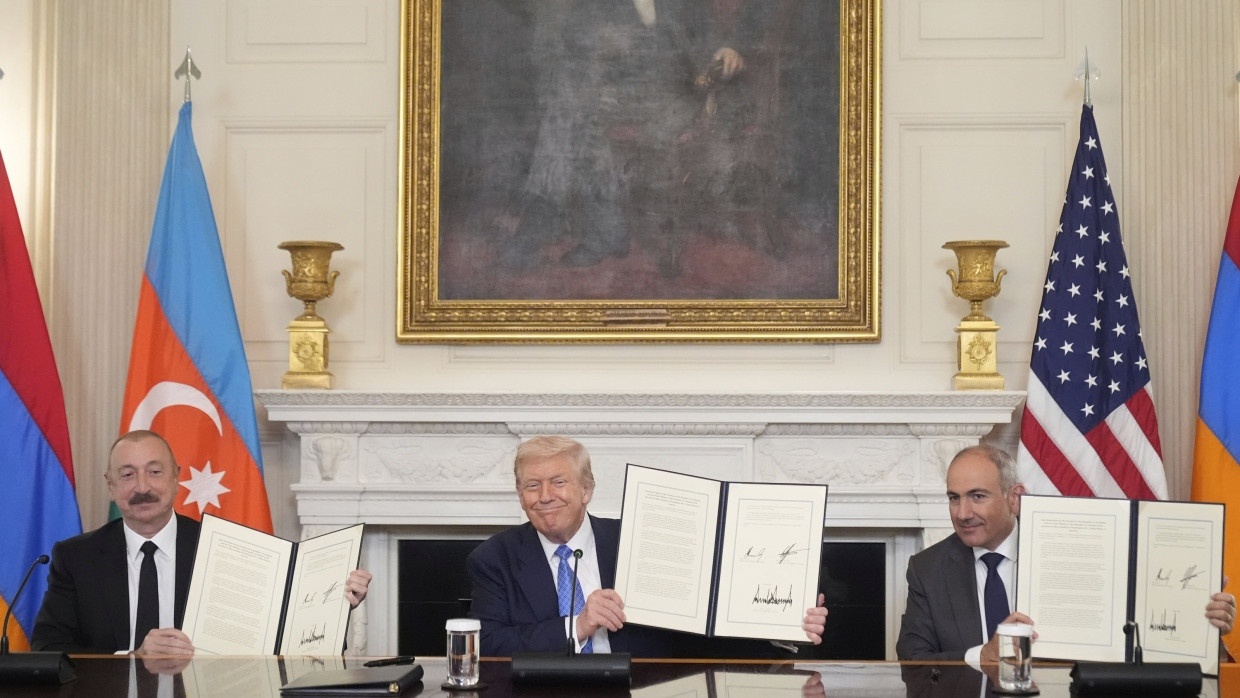 Präsident Donald Trump (Mitte) am Freitag in Washington Aserbaidschans Präsident Ilham Alijew (links) und Armeniens Regierungschef Nikol Paschinjan