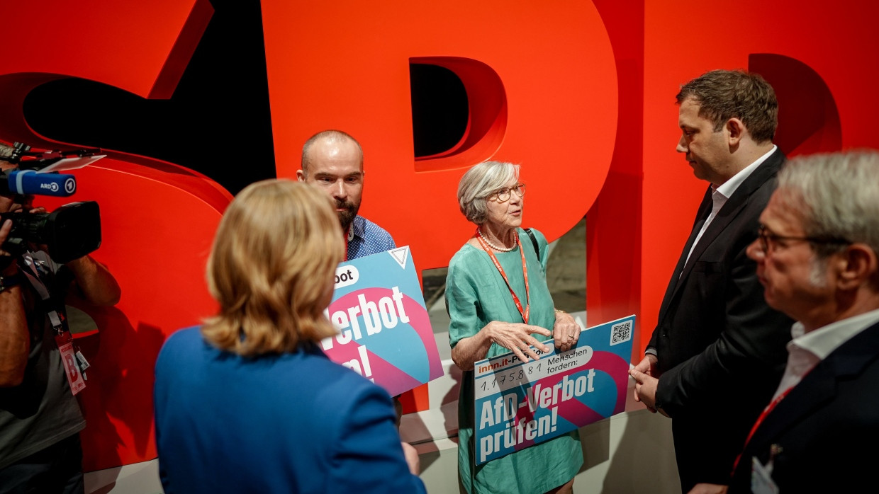 Die beiden SPD-Vorsitzenden Bärbel Bas und Lars Klingbeil nehmen während des Bundesparteitags in Berlin am 29. Juni 2025 eine Petition für die Prüfung eines Verbots der AfD entgegen.