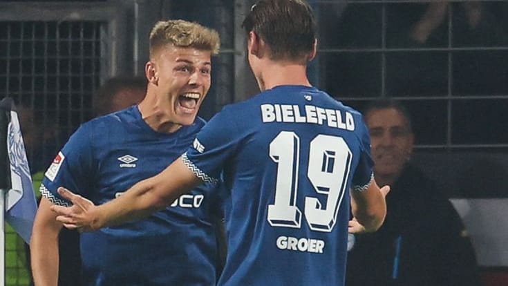 Bielefelds Torschütze Julian Kania (l) feiert seinen Treffer zum 2:1 mit Maximilian Großer (M.) und Joel Grodowski (r.): Der Aufsteiger glänzte gegen die Fortuna. Bielefelds Torschütze Julian Kania (l) feiert seinen Treffer zum 2:1 mit Maximilian Großer (M.) und Joel Grodowski (r.): Der Aufsteiger glänzte gegen die Fortuna.