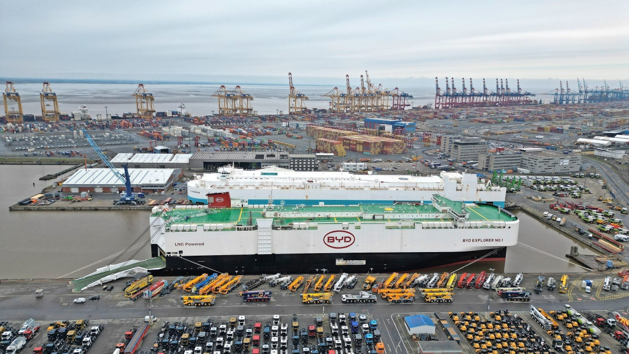 Festgemacht in  Bremerhaven: BYD hat spezielle Frachter für den Export Tausender Fahrzeuge entwickelt. Das Management weist Spekulationen zurück, das dort nun viele Autos auf Halde stehen.