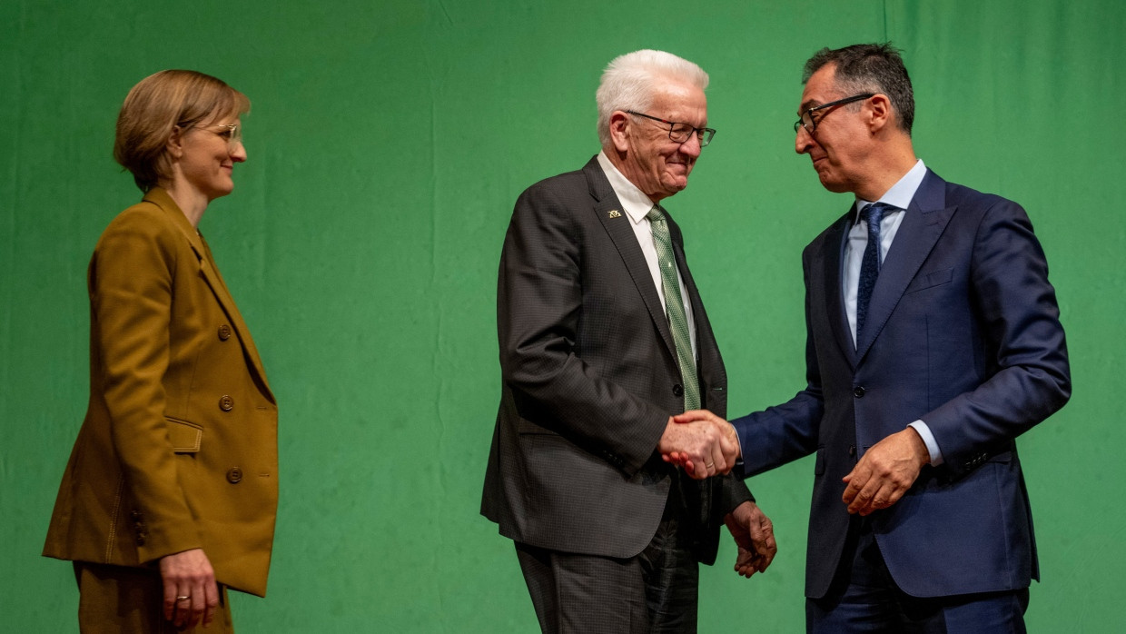 Winfried Kretschmann und Cem Özdemir beim Politischen Aschermittwoch der Grünen am 5. März 2025 in Biberach