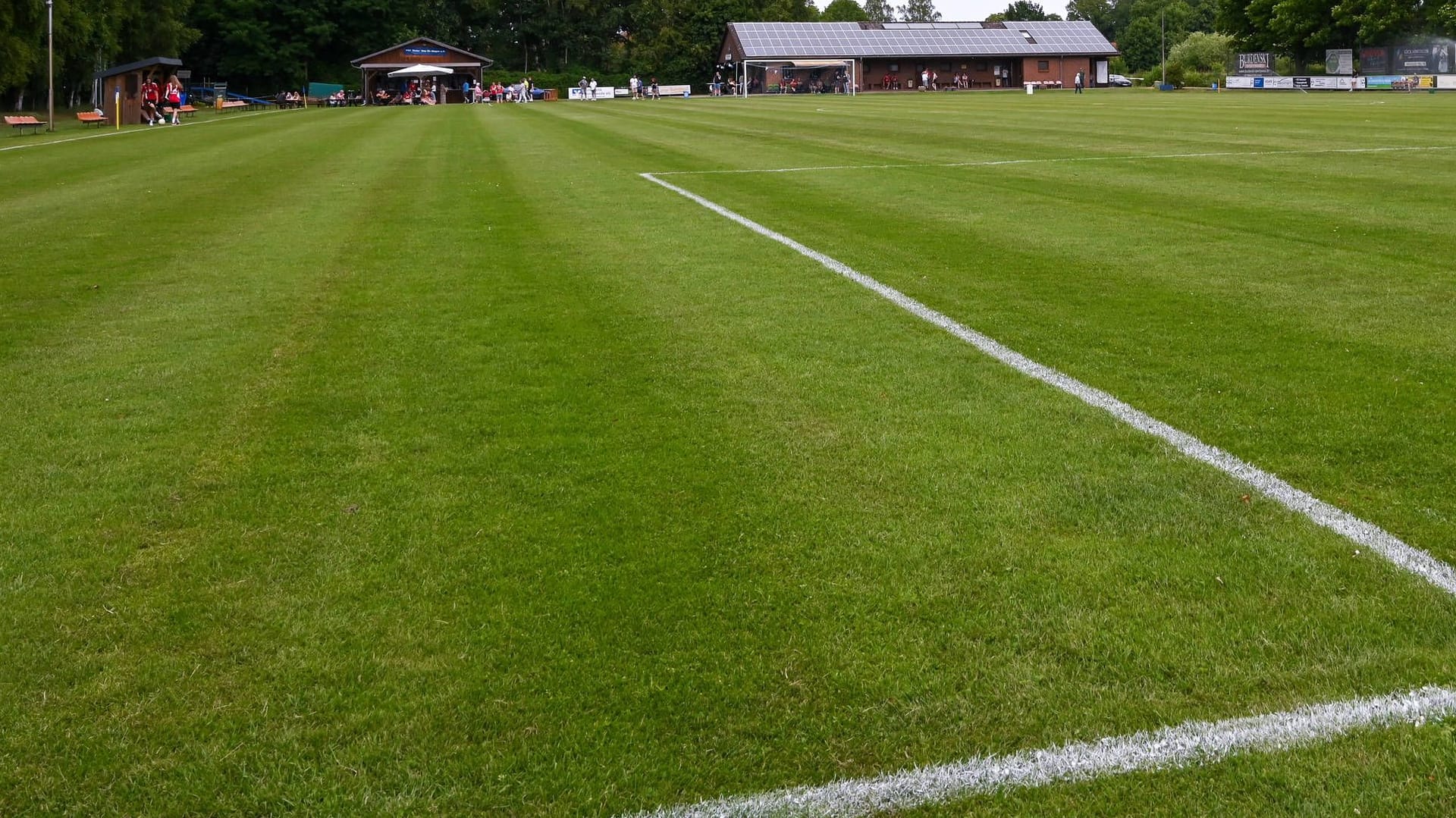Ein Fußballplatz (Symbolbild): In Tschechien kam es zu einem Unglück. Ein Fußballplatz (Symbolbild): In Tschechien kam es zu einem Unglück.