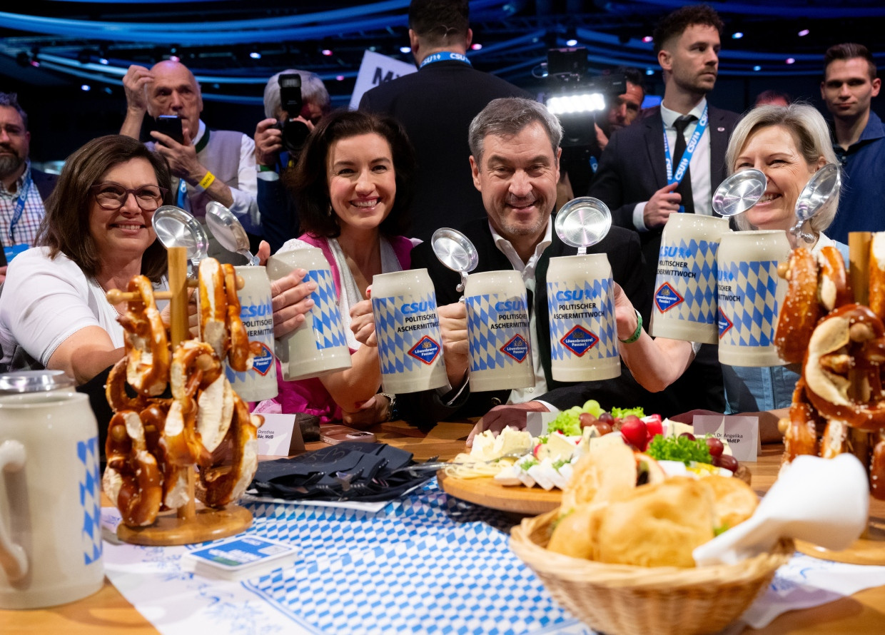 CSU und Bier: Ilse Aigner neben Doro Bär, Markus Söder und Angelika Niebler