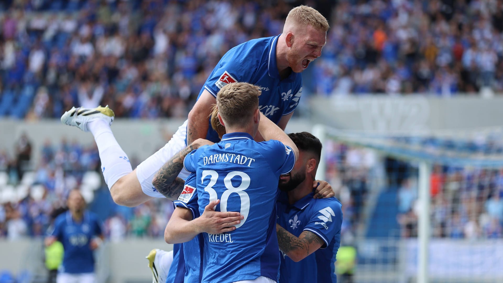 Im Torrausch: Die Darmstädter um Isac Lidberg jubeln im Spiel gegen den VfL Bochum. Im Torrausch: Die Darmstädter um Isac Lidberg jubeln im Spiel gegen den VfL Bochum.