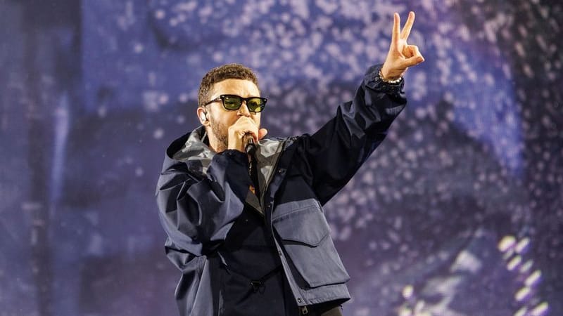 Der Sänger Justin Timberlake steht auf der Bühne beim Lollapalooza Festival Berlin: Trotz des Regens lieferte der Superstar eine durchchoreografierte Pop-Performance ab. Der Sänger Justin Timberlake steht auf der Bühne beim Lollapalooza Festival Berlin: Trotz des Regens lieferte der Superstar eine durchchoreografierte Pop-Performance ab.