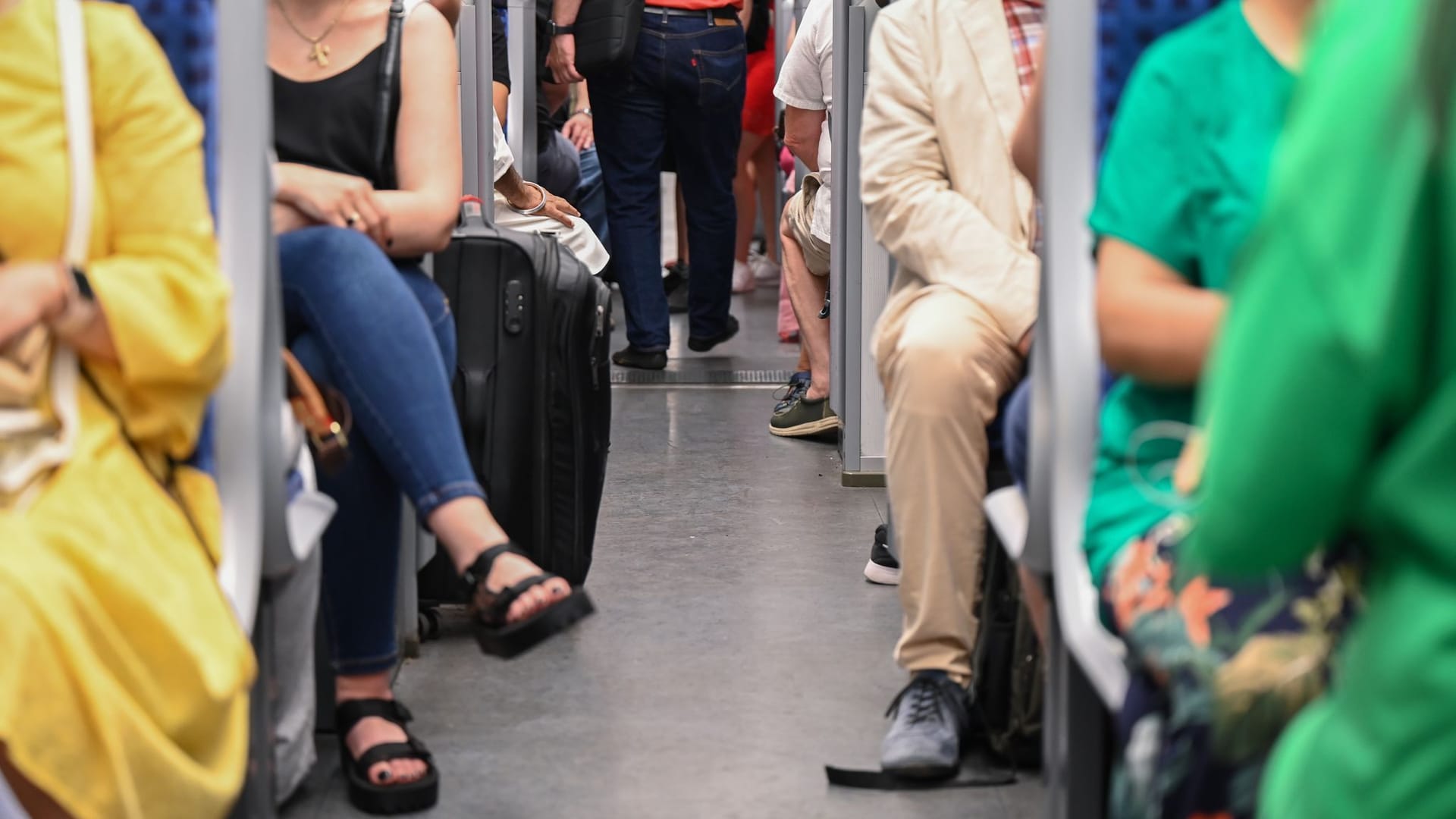 Sitzende Fahrgäste in einer S-Bahn