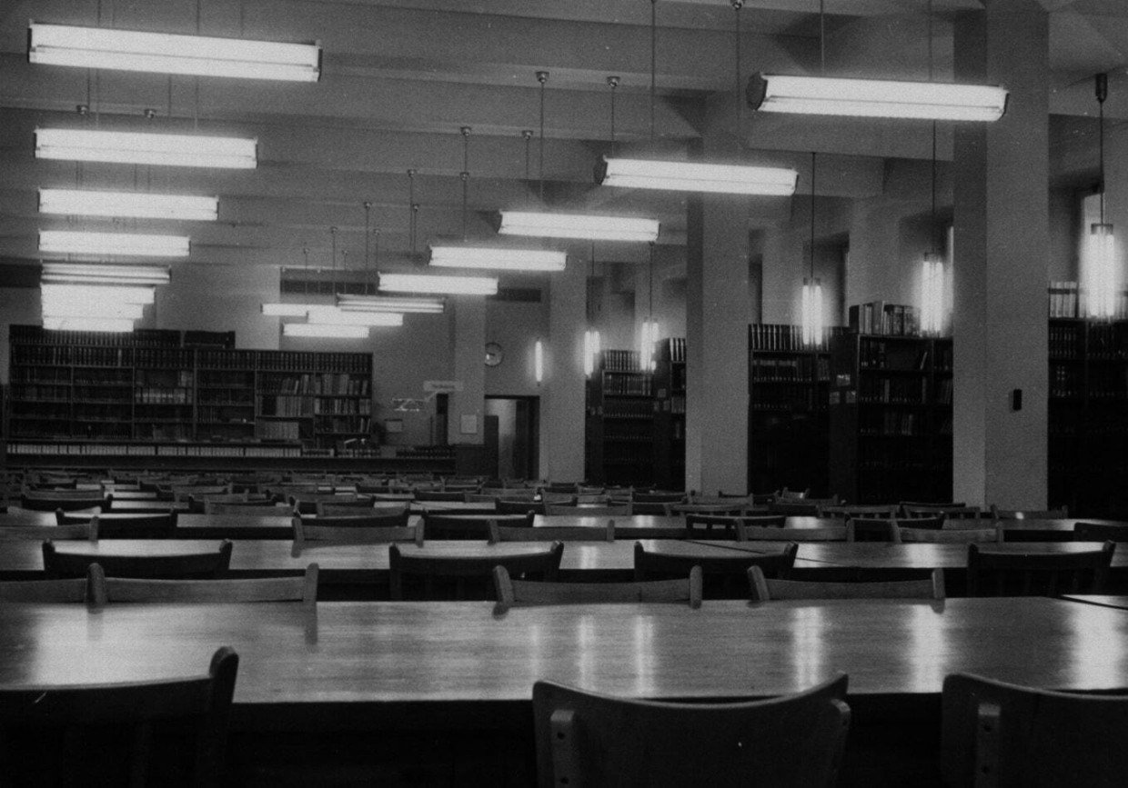 Hermann Corsten, der im Oktober 1933 zum Direktor der Kölner Universitäts- und Stadtbibliothek ernannt wurde und in diesem Amt bis zum 31. Juli 1954 verblieb, war ein Pionier der bibliographischen Erfassung der Unternehmensgeschichte, insbesondere des von Unternehmen selbst zu Jahrestagen oder zur Erinnerung an ihre Gründer produzierten Schrifttums. In Nipperdeys Studienzeit befand sich die USB in den oberen Etagen des Hauptgebäudes.