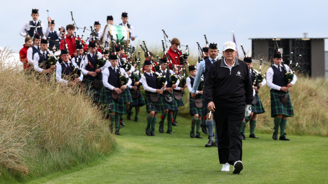 US-Präsident Donald Trump nimmt an der Eröffnung des Trump International Golf Links teil, dem neuen Golfplatz des Präsidenten in Schottland.