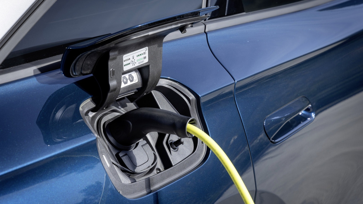 Der Stecker am Auto wird beliebter. Hier am Volkswagen ID.7.