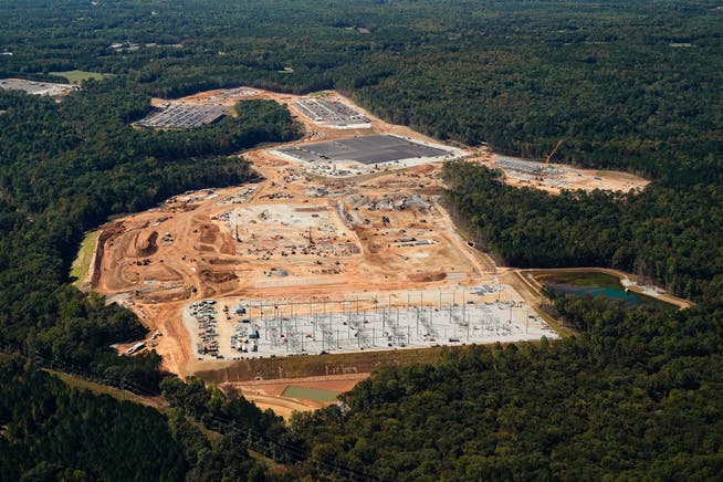 Auf dieser Baustelle in Fayetteville, im US-Gliedstaat Georgia, entsteht ein riesiges Rechenzentrum der Firma QTS. Das Projekt ist auf Widerstand durch Anwohner gestossen, die sich gegen den Bau neuer Stromleitungen über ihren Grundstücken wehren.