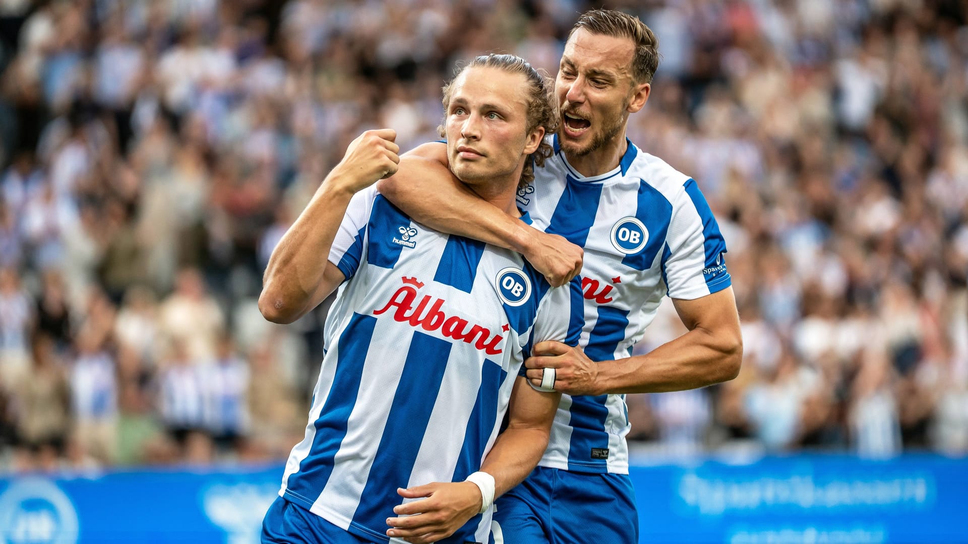 Fiete Arp (l.) feiert mit seinem Teamkollegen Nicolas Burgy: Das frühere HSV-Talent zählt schon nach wenigen Wochen zu den Leistungsträgern von Odense BK.