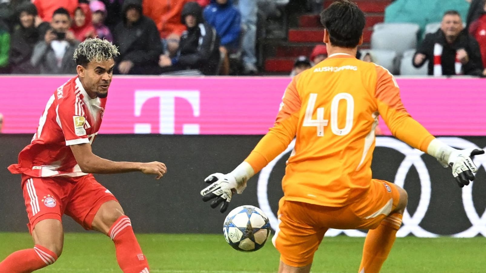 Luis Díaz scheitert am gegnerischen Torwart. Luis Díaz scheitert am gegnerischen Torwart.