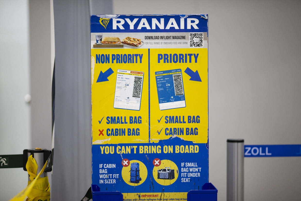 Links nur mit kleinen Taschen: Ryanair weist am Flughafen auf die Gepäckregelungen seiner Buchungsklassen hin.