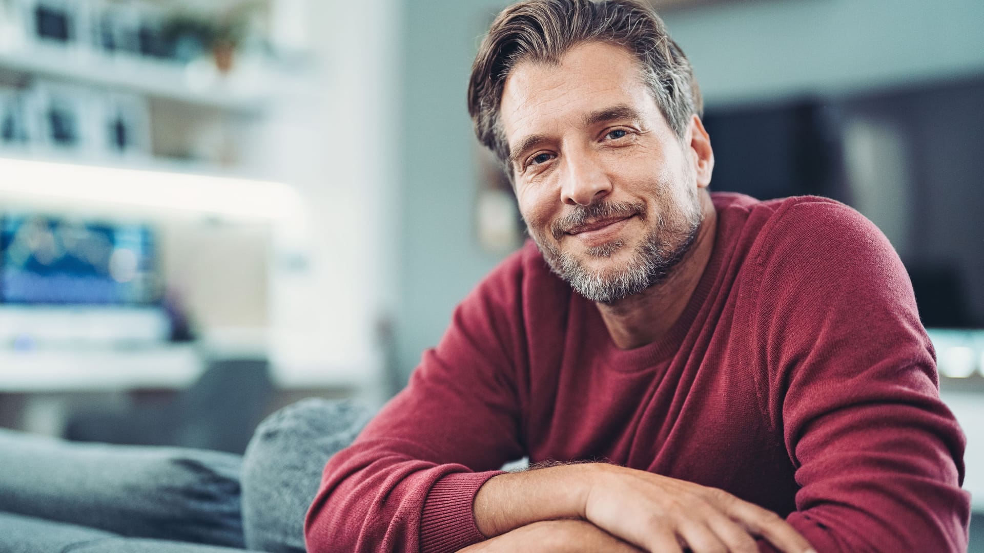 Mann mittleren Alters auf dem Sofa: Viele Untersuchungen zur Früherkennung werden von den Krankenkassen bezahlt. Mann mittleren Alters auf dem Sofa: Viele Untersuchungen zur Früherkennung werden von den Krankenkassen bezahlt.