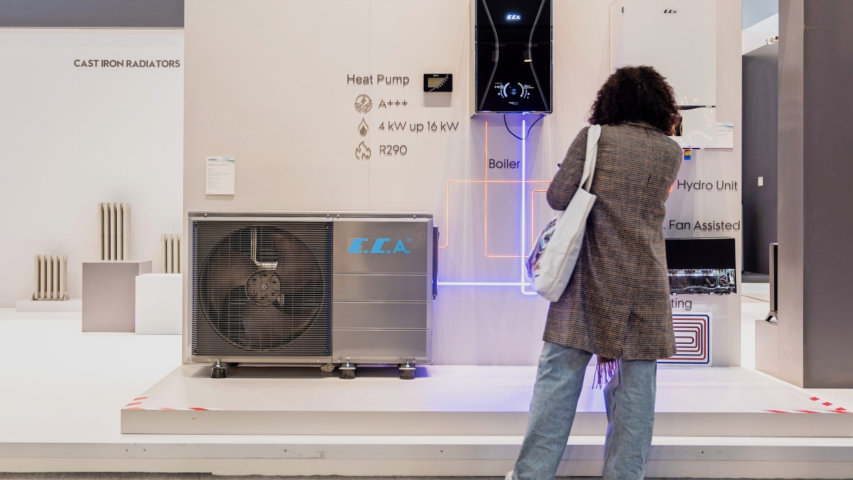 Welche Technik soll es sein? Eine Besucherin vor einer Wärmepumpe bei der jüngsten Sanitär- und Heizungsmesse in Frankfurt