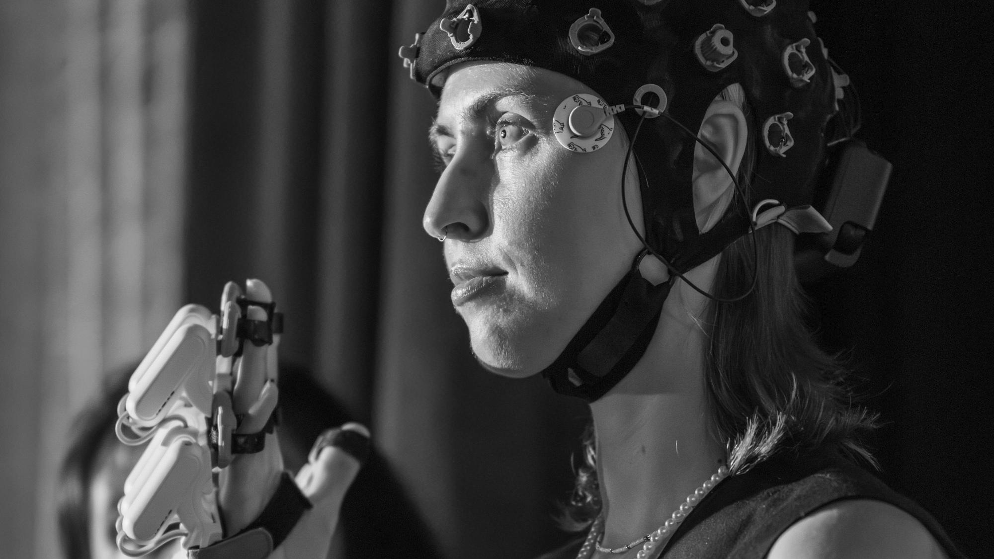 Hirnforschung: Forscherin Theresa Höhn steuert mit Gedanken ein Exoskelett für die Hand.