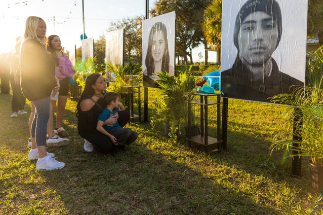 Angehörige der Opfer des Parkland-Attentats erinnern sich am fünften Jahrestag der Tragödie an die erschossenen Schüler. Bildmitte: Die Cousine von Joaquin Oliver und ihr Kind. 14. Februar 2023, Parkland, Florida, USA.