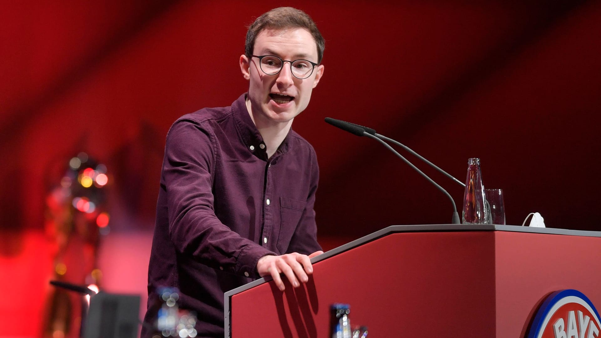 Michael Ott: Der Fan des FC Bayern sorgte bei der Jahreshauptversammlung im vergangenen Jahr für großen Wirbel, indem er einen Antrag stellen wollte, um die Mitglieder über das Qatar-Airways-Sponsoring abstimmen zu lassen. Michael Ott: Der Fan des FC Bayern sorgte bei der Jahreshauptversammlung im vergangenen Jahr für großen Wirbel, indem er einen Antrag stellen wollte, um die Mitglieder über das Qatar-Airways-Sponsoring abstimmen zu lassen.