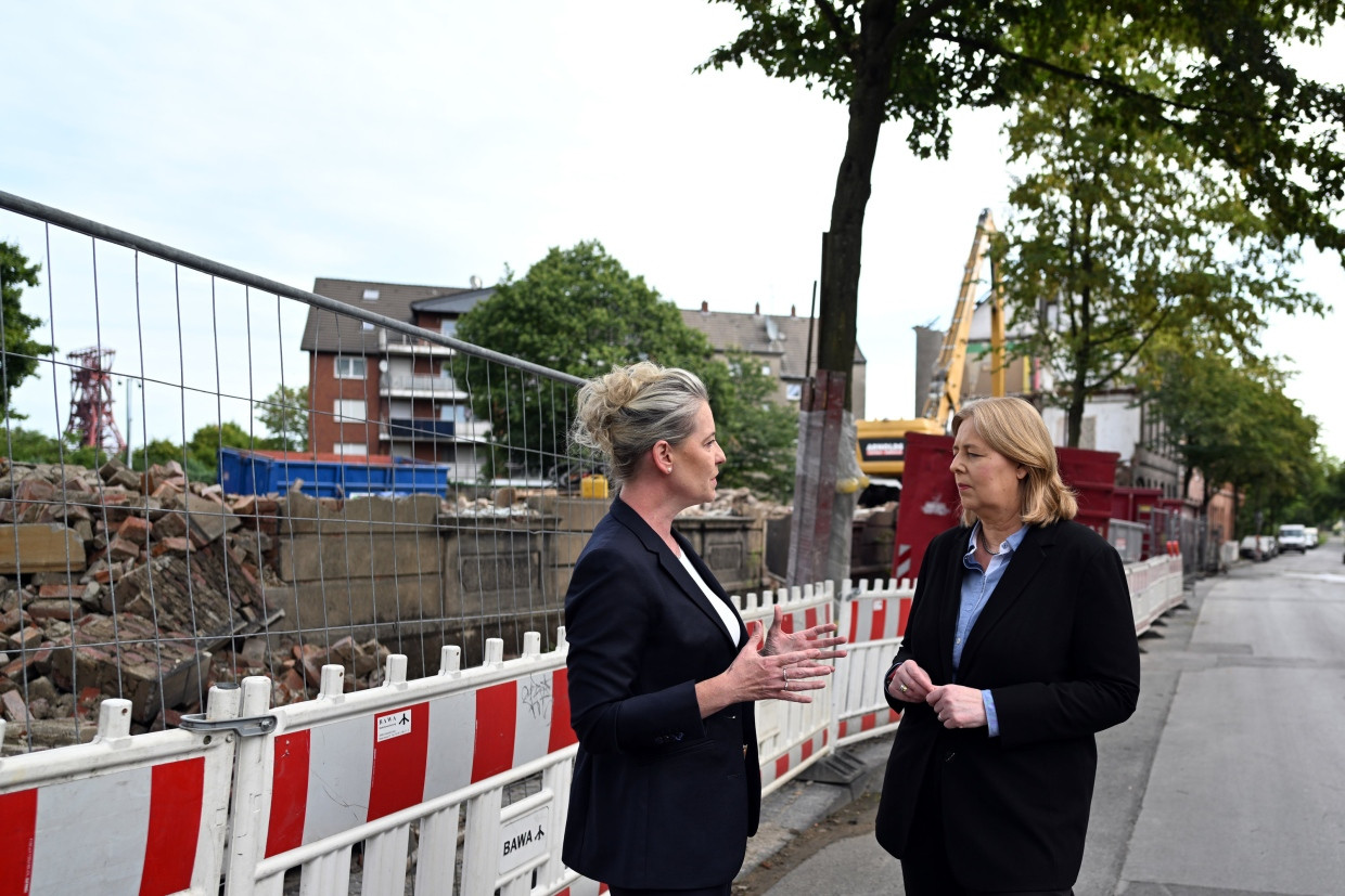Die Oberbürgermeisterkandidatin der SPD, Andrea Henze, und Bundesarbeitsministerin Bärbel Bas am 7. August in Gelsenkirchen