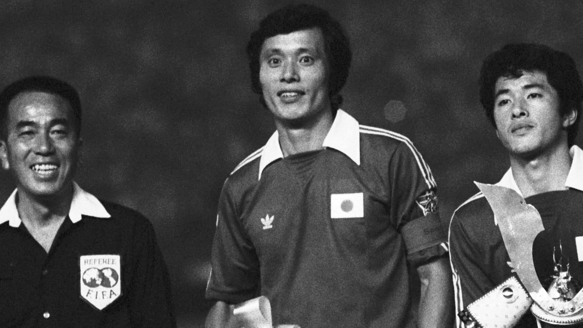 Stürmer-Denkmal in Japan: Kunishige Kamamoto beim Abschiedsspiel von Pelé 1977.