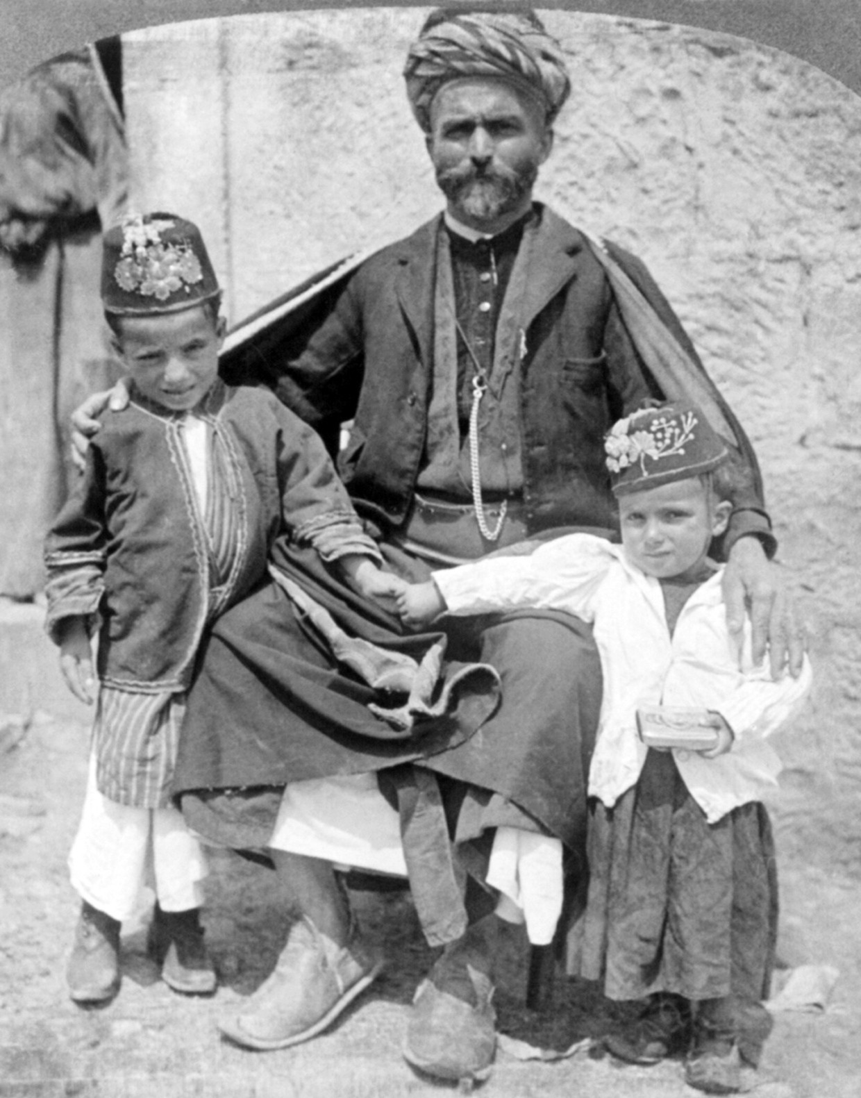 Als dieser stolze Vater sich 1905 in Ramallah mit seinen beiden Söhnen fotografieren ließ, setzte er ihnen die osmanische Kopfbedeckung auf, die in Deutschland als Fez bekannt ist.