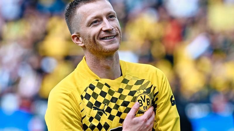 Abschied, aber für wie lange? Marco Reus wird nach einem Spiel von den BVB-Fans gefeiert.