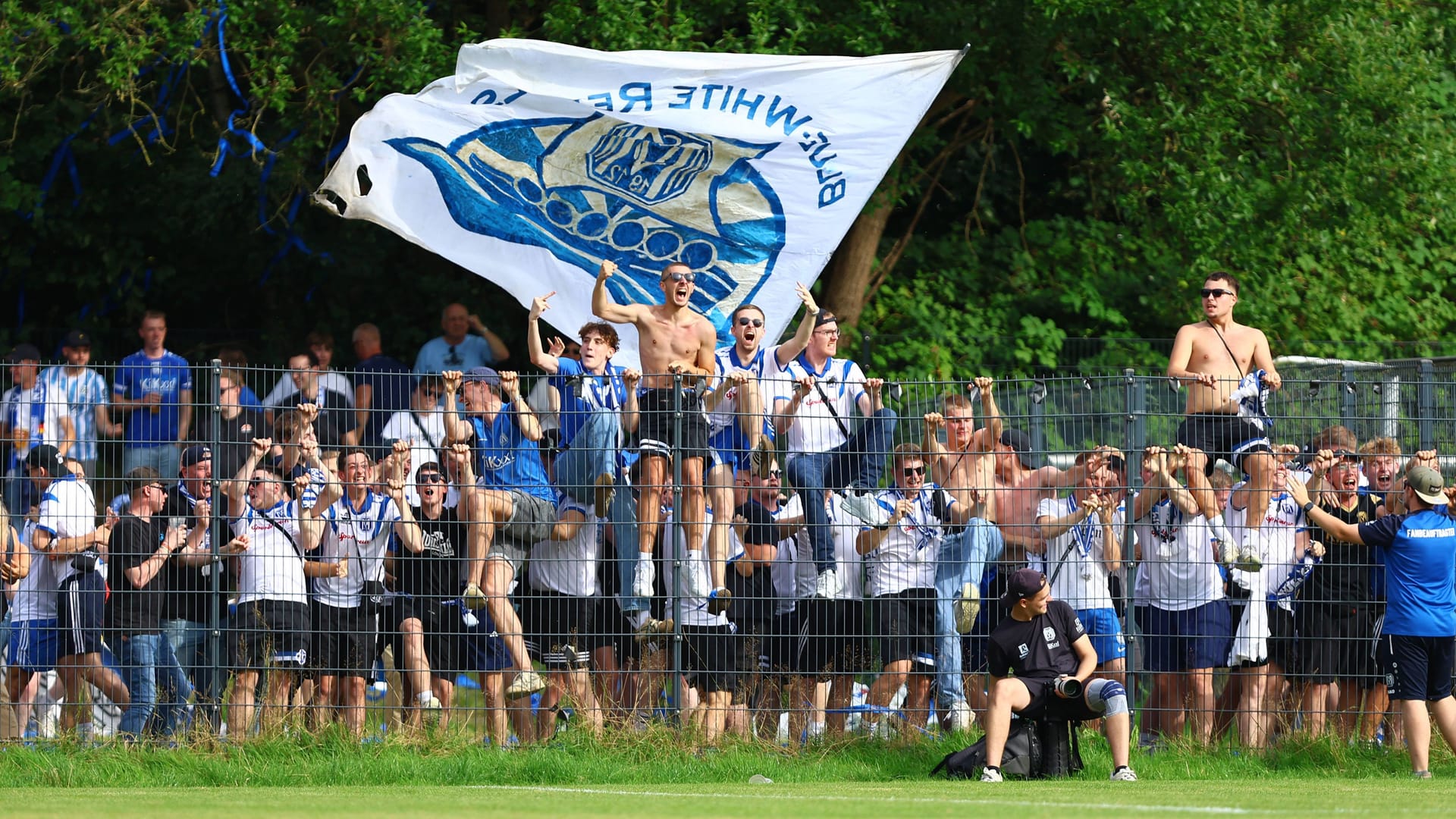 Fans des SV Meppen beim Spiel gegen Altona 93: Ein Anhänger löste Ermittlungen aus.