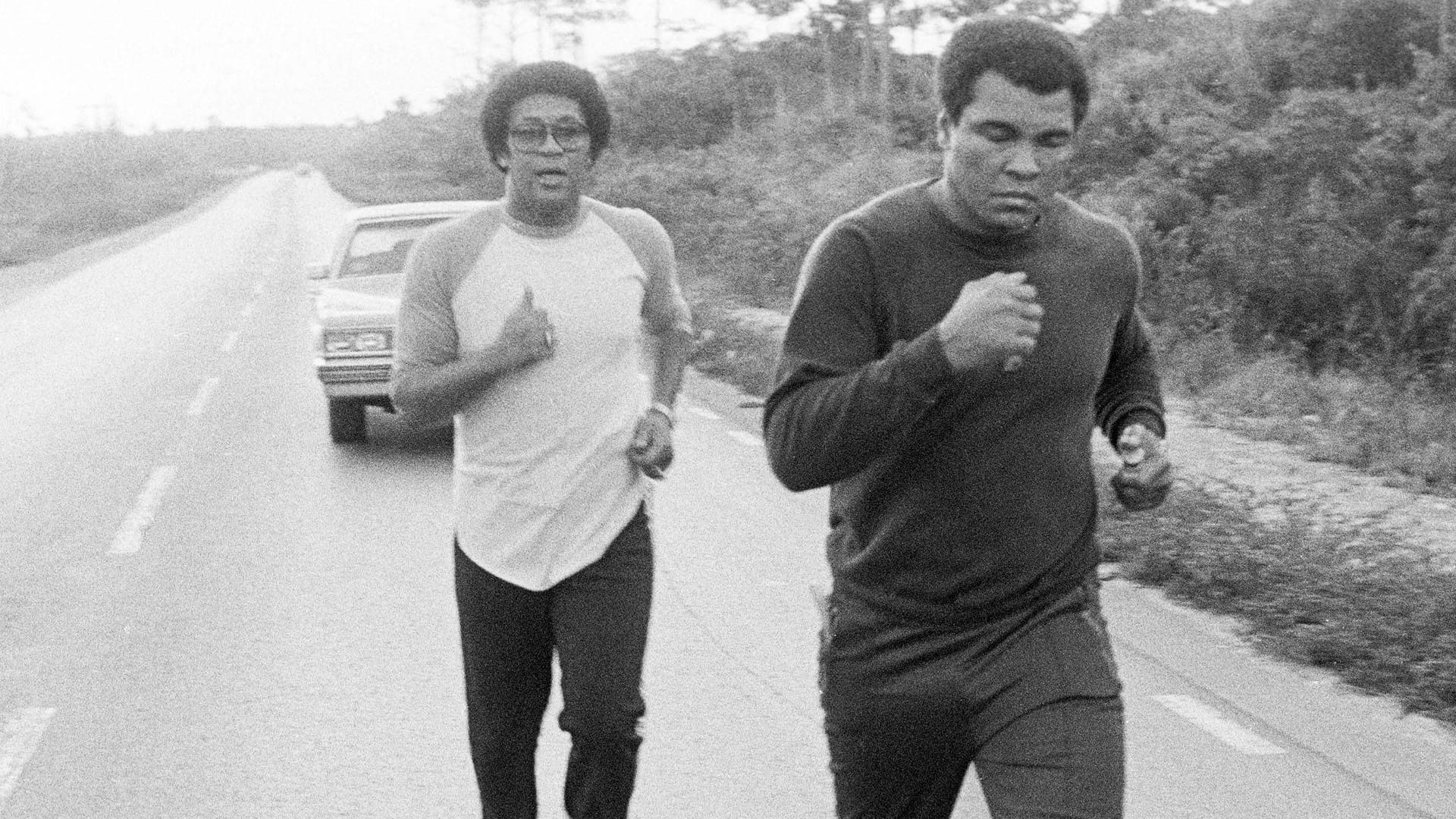 Im Dezember 1981 bereitet sich Box-Champion Muhammad Ali auf den Bahamas auf den Fight gegen Trevor Berbick vor. Immer an seiner Seite: Bruder Rahaman. Im Dezember 1981 bereitet sich Box-Champion Muhammad Ali auf den Bahamas auf den Fight gegen Trevor Berbick vor. Immer an seiner Seite: Bruder Rahaman.