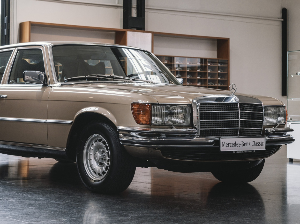Repräsentativ: Der Chromgrill der ersten Mercedes S-Klasse von 1972.