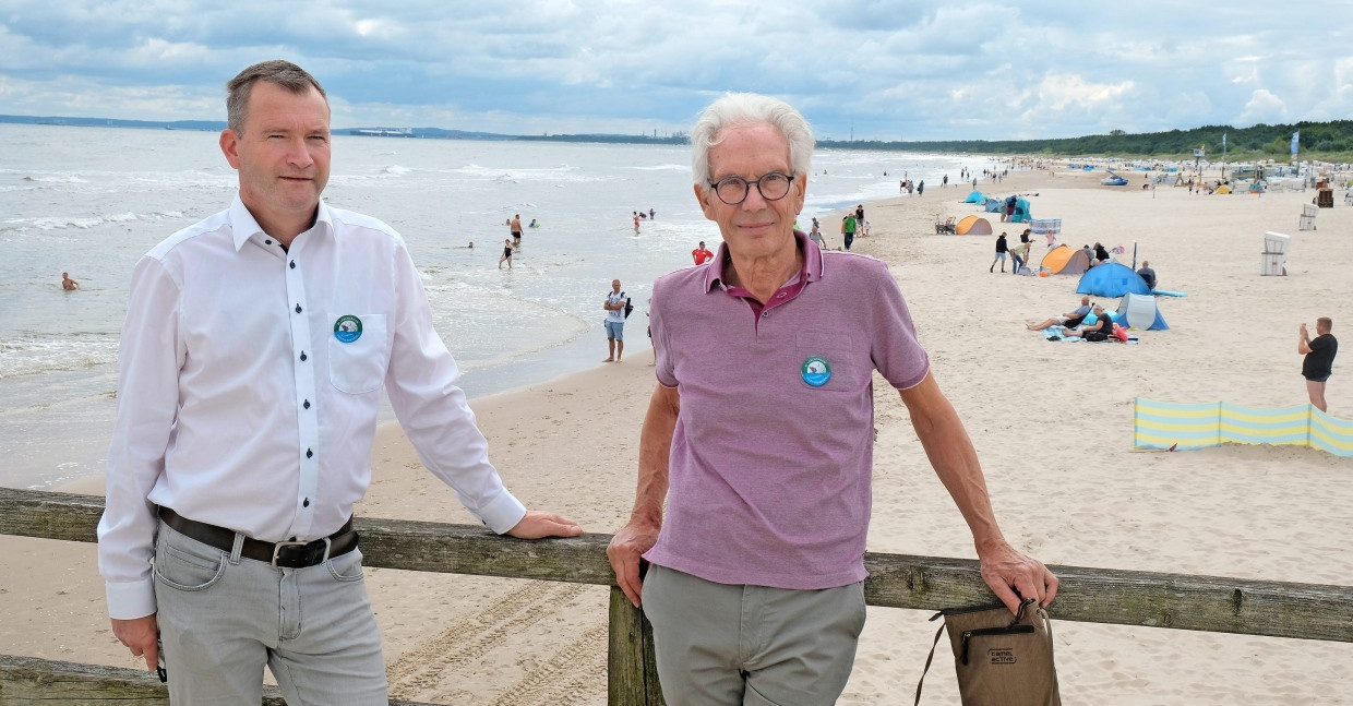 Gegen den „Irrsinn“: Die Umweltschützer Axel Kindler und Rainer Sauerwein in Ahlbeck, in der Ferne der LNG-Tanker in Swinemünde