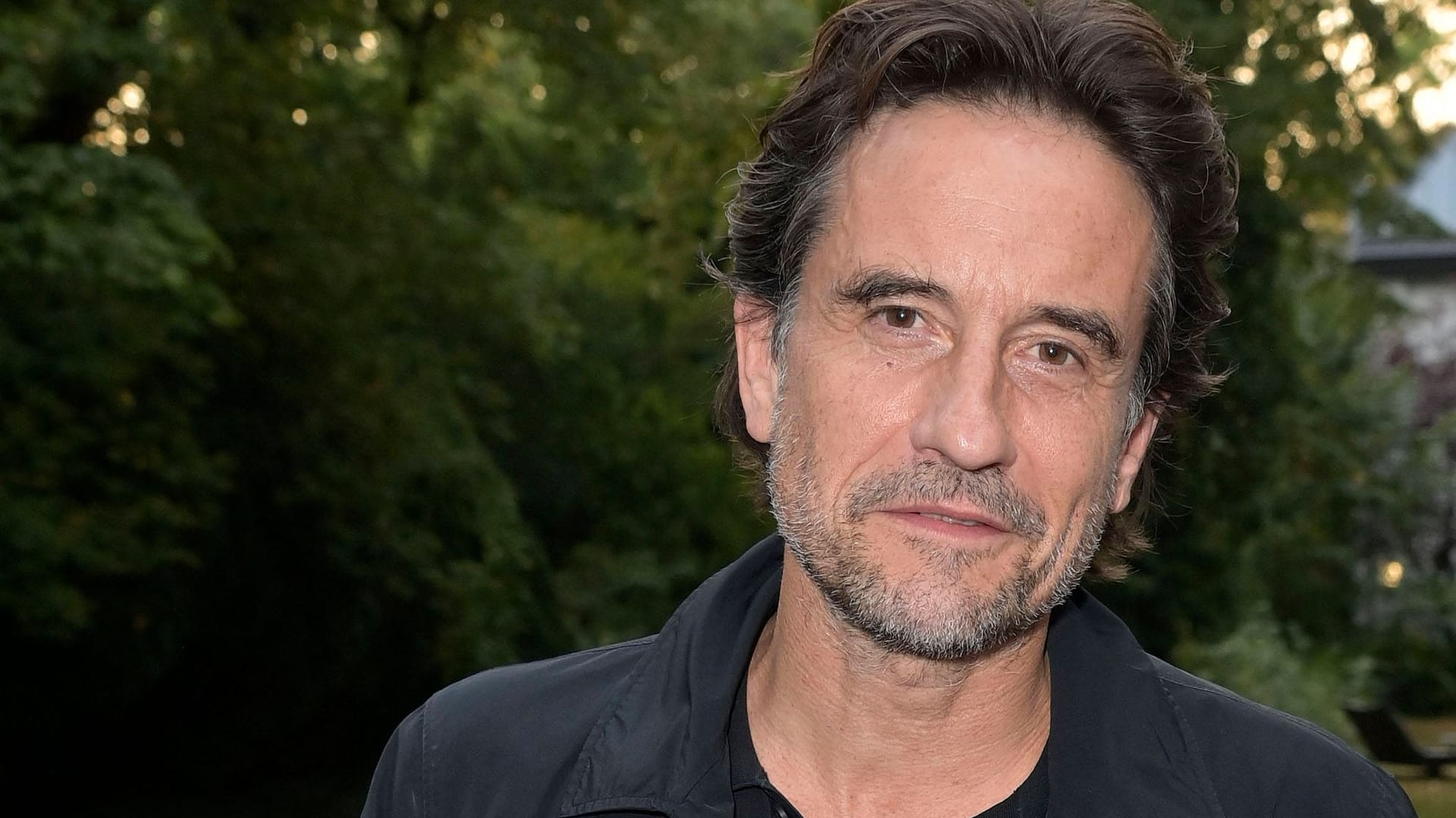 Oliver Mommsen: Von der Bezeichnung "Tatort"-Star möchte er sich befreien. Oliver Mommsen: Von der Bezeichnung "Tatort"-Star möchte er sich befreien.