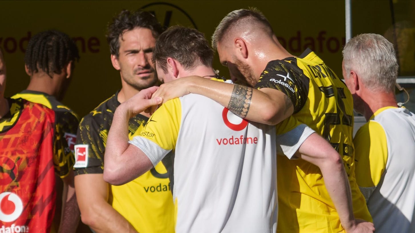 Niklas Süle (2.v.r): Der Ex-Nationalspieler kam beim Abschied von Mats Hummels für den Weltmeister rein und musste wenig später verletzt wieder ausgewechselt werden. Niklas Süle (2.v.r): Der Ex-Nationalspieler kam beim Abschied von Mats Hummels für den Weltmeister rein und musste wenig später verletzt wieder ausgewechselt werden.