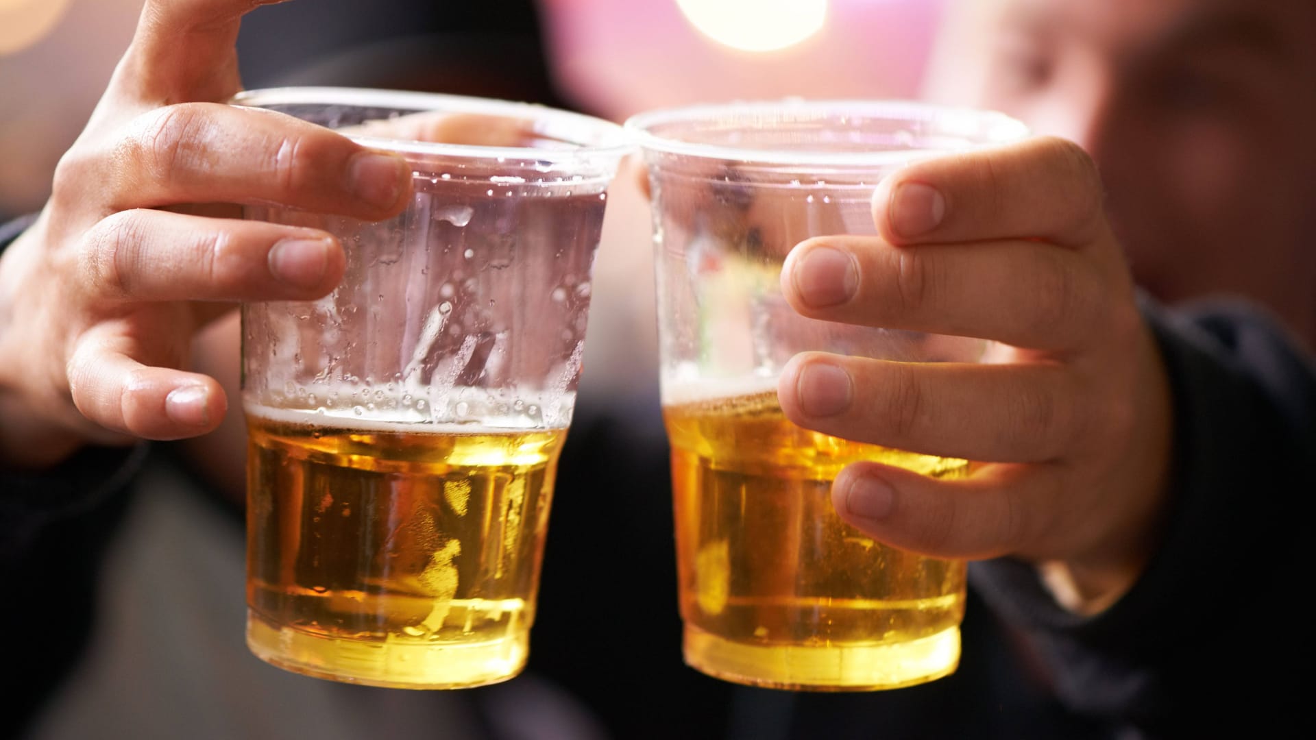 Ein Mann hält zwei mit Bier gefüllte Plastikbecher (Symbolbild): Eintracht Braunschweig zieht die Preise im Stadion an. Ein Mann hält zwei mit Bier gefüllte Plastikbecher (Symbolbild): Eintracht Braunschweig zieht die Preise im Stadion an.