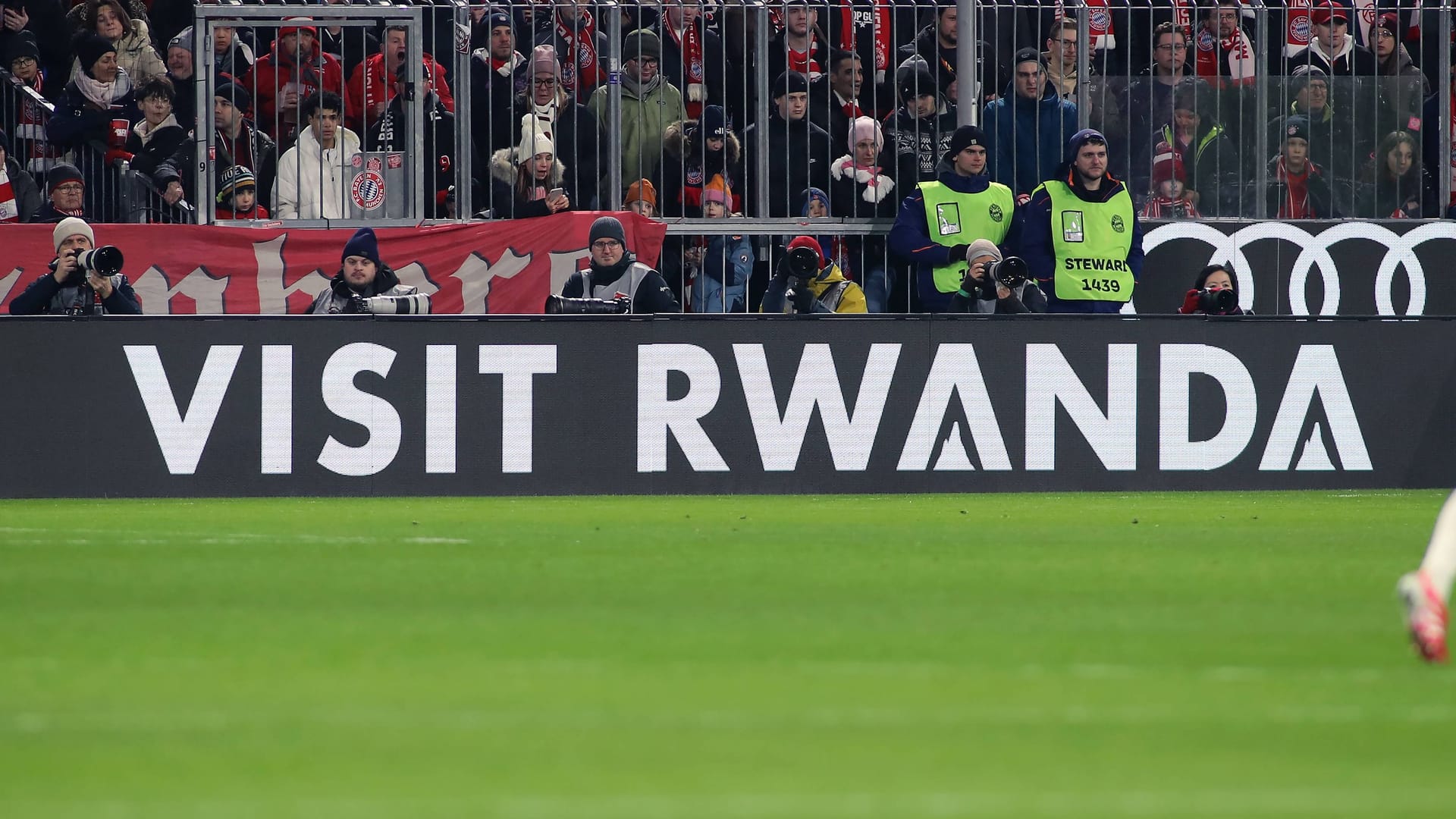 "Visit Ruanda"-Schriftzug auf einer Werbebande in der Allianz Arena: Das Sponsoring brachte den Bayern Kritik ein.