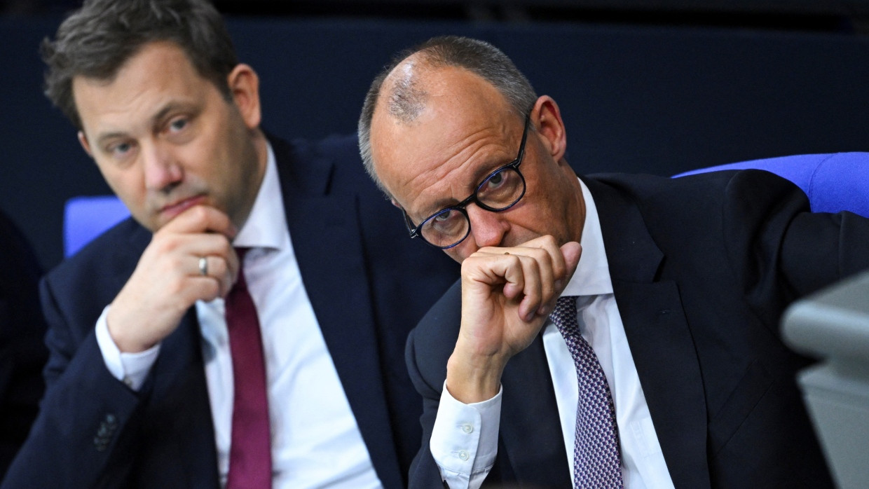 Einig im Verschieben von Haushaltslasten auf Jüngere: Finanzminister Klingbeil (SPD) und Kanzler Merz (CDU)