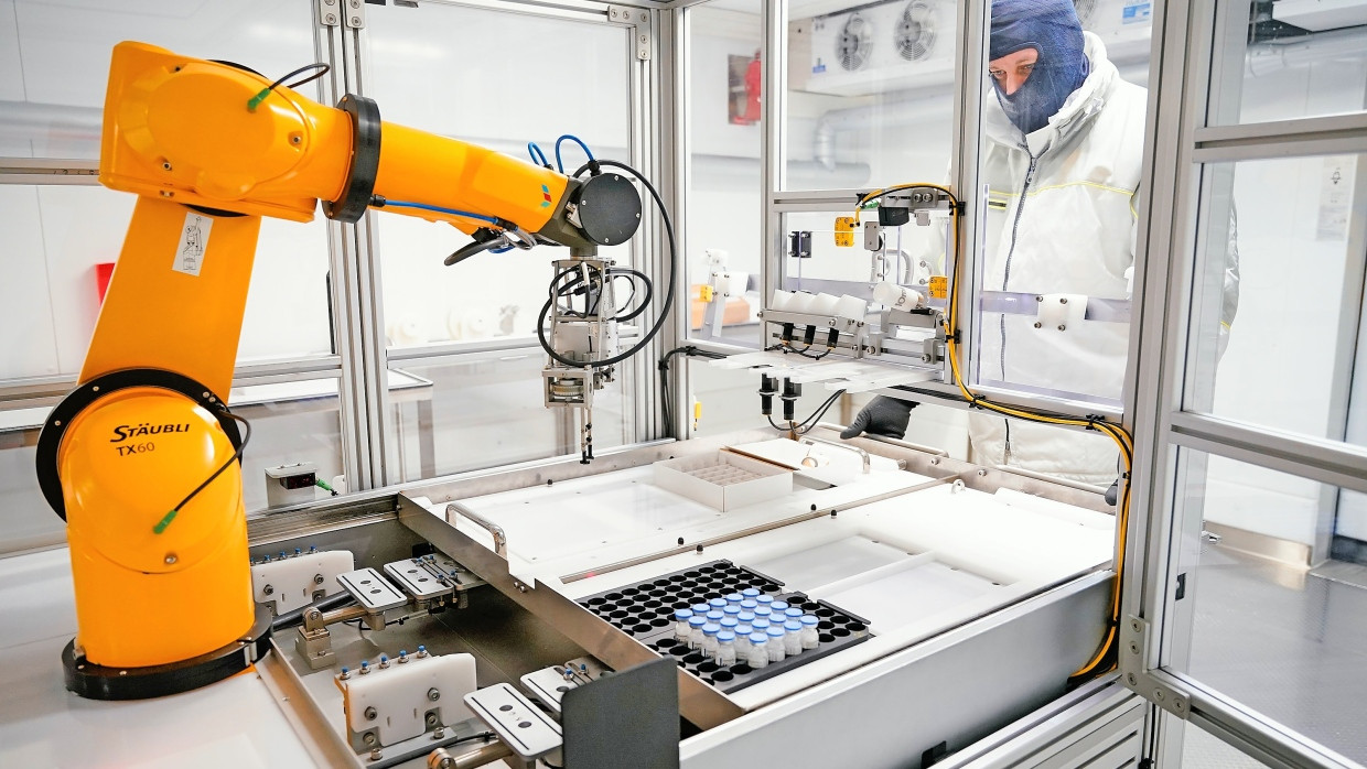 Starker Standort Deutschland: Im Werk der Roche Diagnostics GmbH in Mannheim übernimmt ein Roboter die Etikettierung von Glasgefäßen.