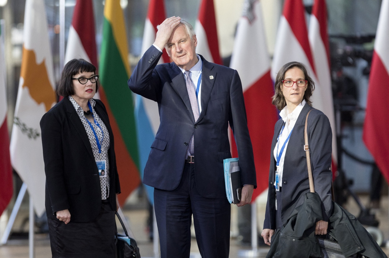 Von 2016 bis 2019 war Sabine Weyand (links) die Stellvertreterin des EU-Chefunterhändlers Michel Barnier (Mitte) in den Brexit-Gesprächen.