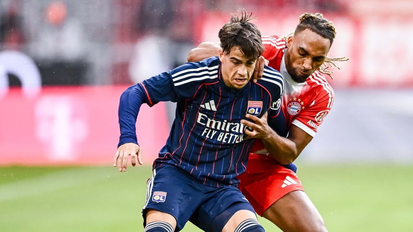 Lyons Afonso Moreira (l) in Aktion gegen Bayerns Sacha Boey (r): Szenen wie diese bekamen die Bayern-Fans nicht live zu sehen. Lyons Afonso Moreira (l) in Aktion gegen Bayerns Sacha Boey (r): Szenen wie diese bekamen die Bayern-Fans nicht live zu sehen.