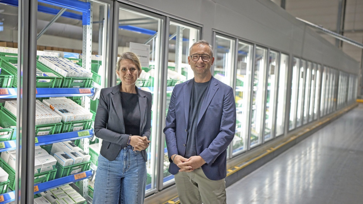 Theresa Holler, verantwortliche Apothekerin bei Redcare, und Vorstandschef Olaf Heinrich im Verteilerzentrum